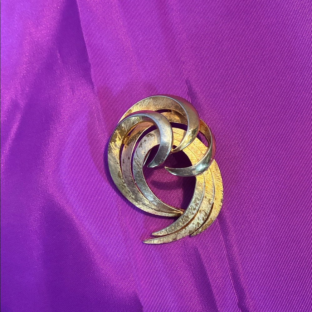 Vintage Crown Trifari swirl brooch pin in goldtone collectible designer jewelry
